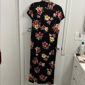 🥰Floral Black and Red Maxi Dress Extremely Vintage😍
Handmade in Hawaii in 1970s